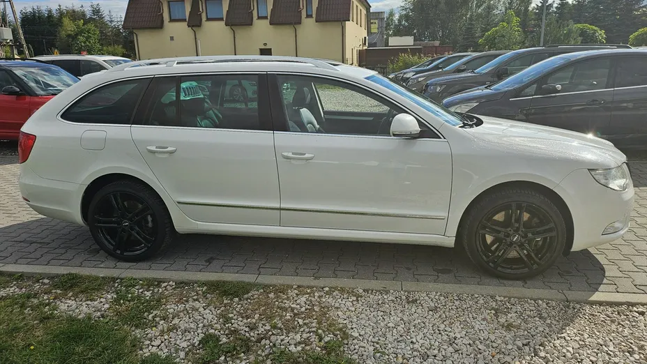 SKODA Superb -