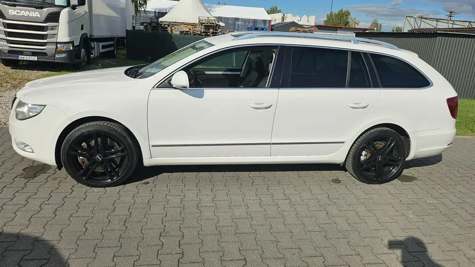 SKODA Superb -