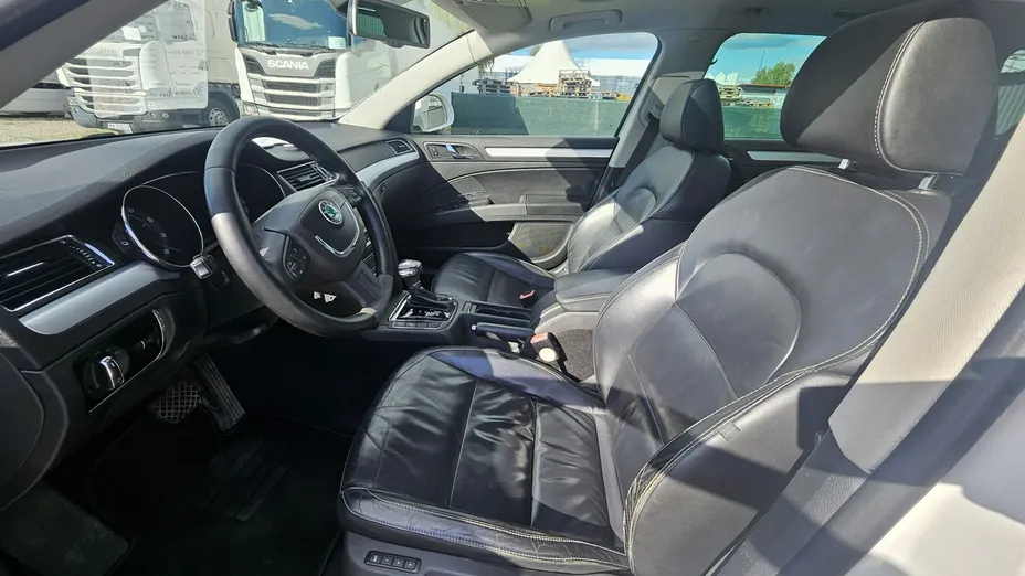 SKODA Superb -