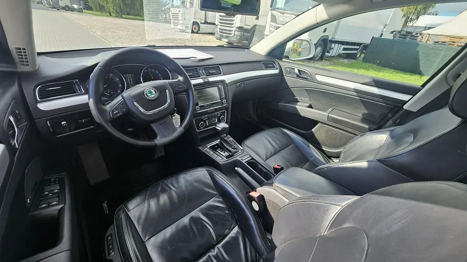 SKODA Superb -