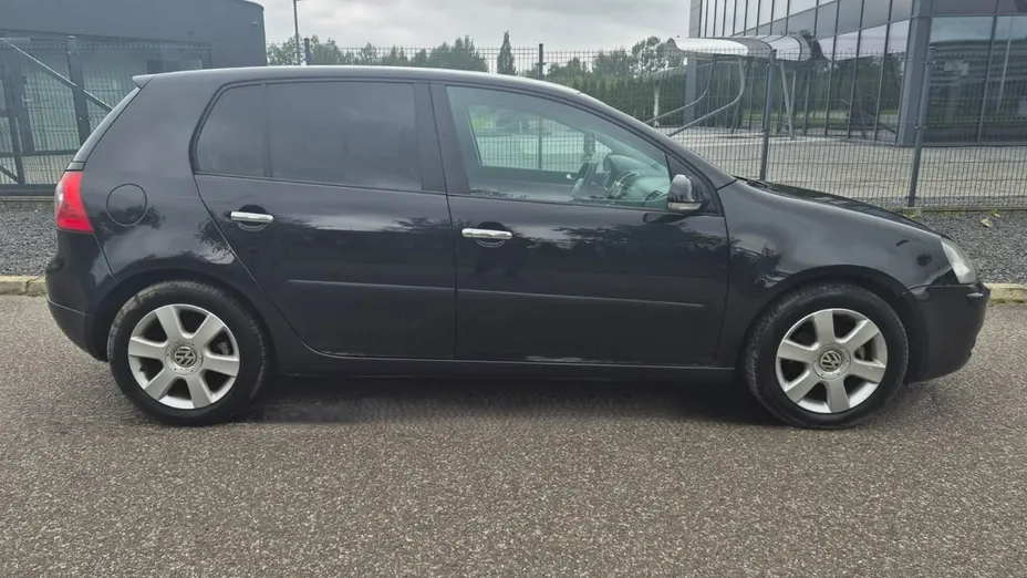 VOLKSWAGEN Golf -