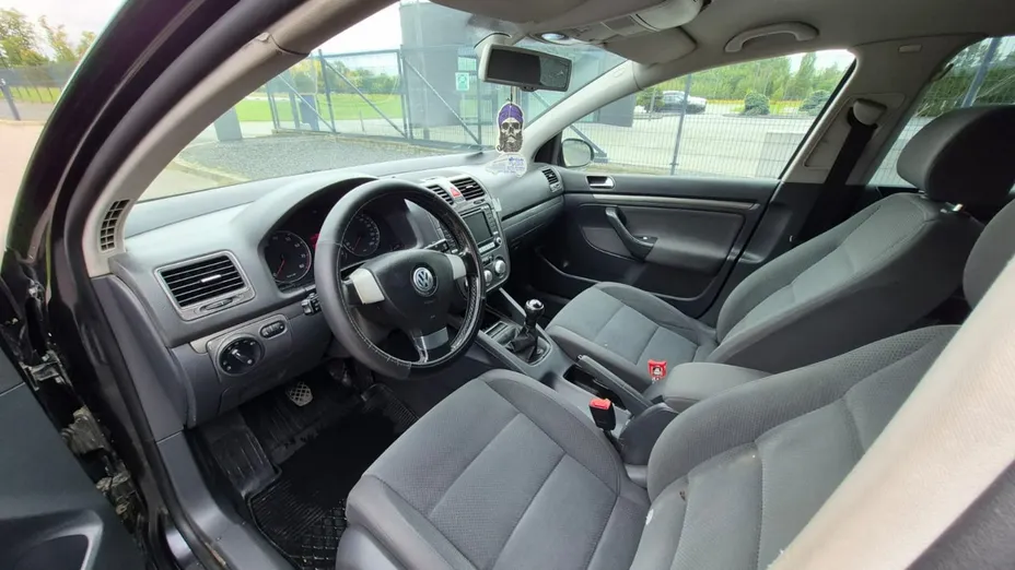 VOLKSWAGEN Golf -