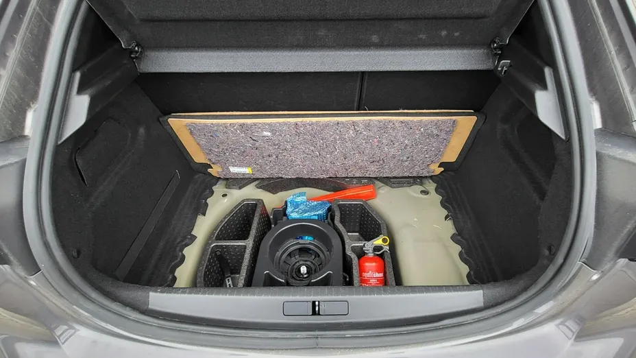 PEUGEOT 208 -