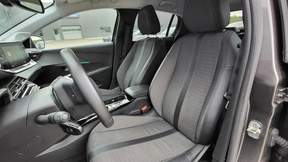 PEUGEOT 208 -