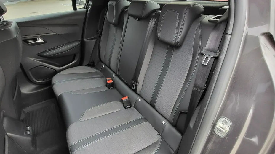 PEUGEOT 208 -