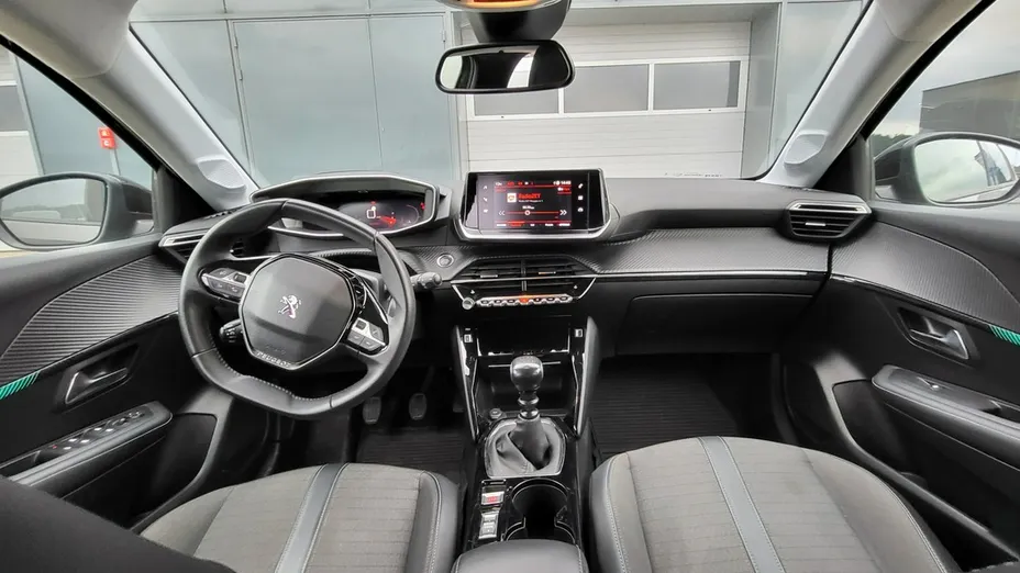 PEUGEOT 208 -