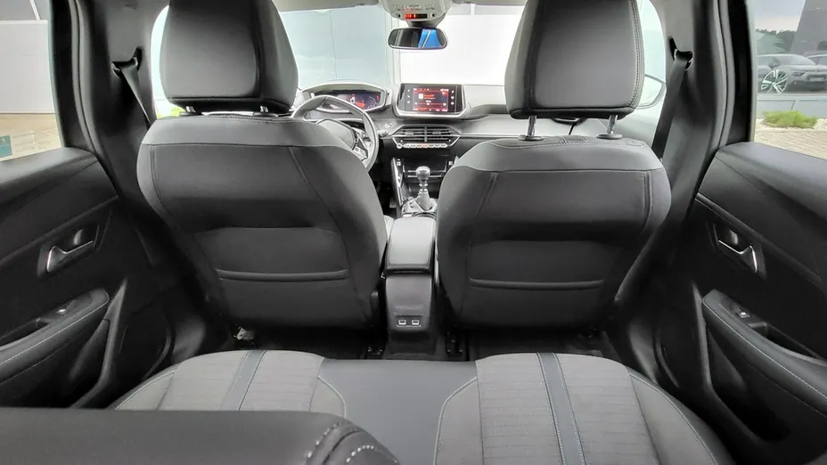PEUGEOT 208 -