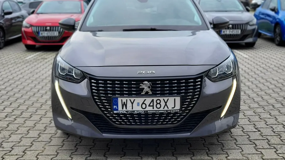 PEUGEOT 208 -