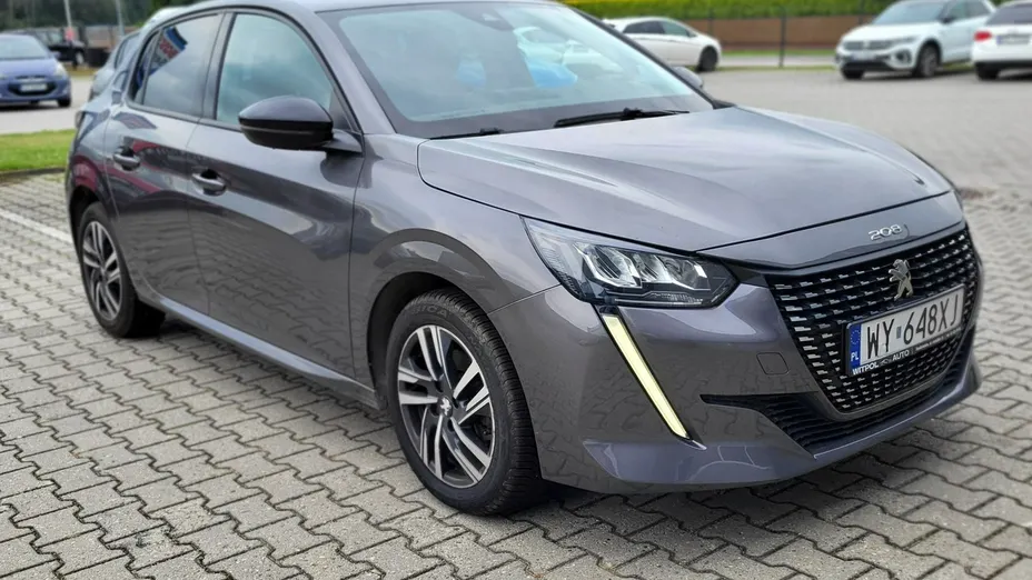 PEUGEOT 208 -