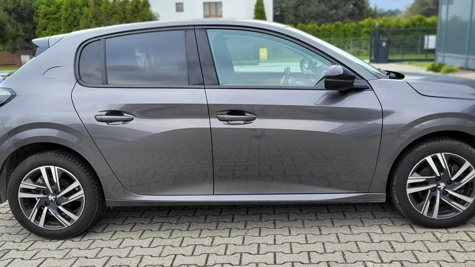 PEUGEOT 208 -