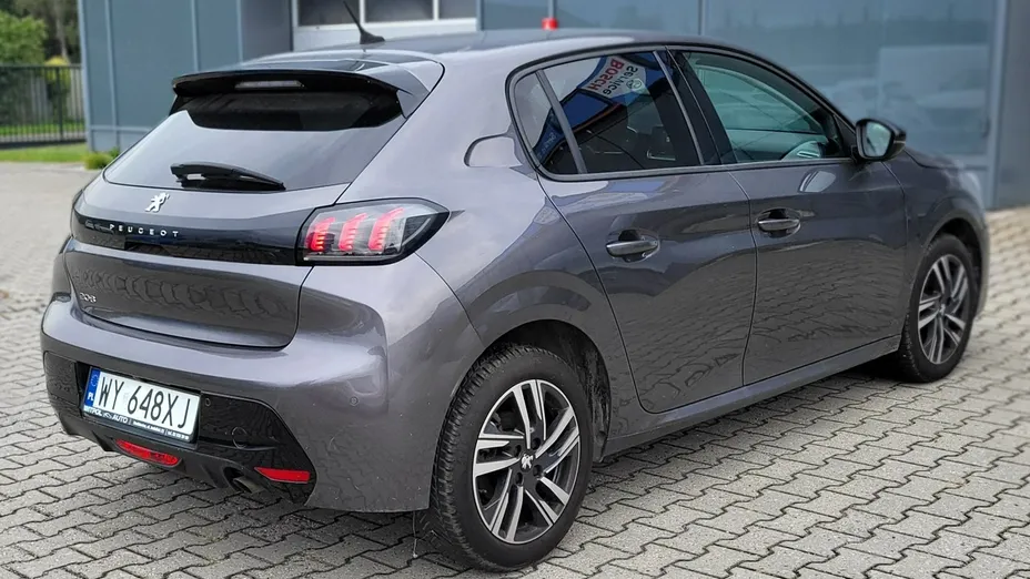 PEUGEOT 208 -