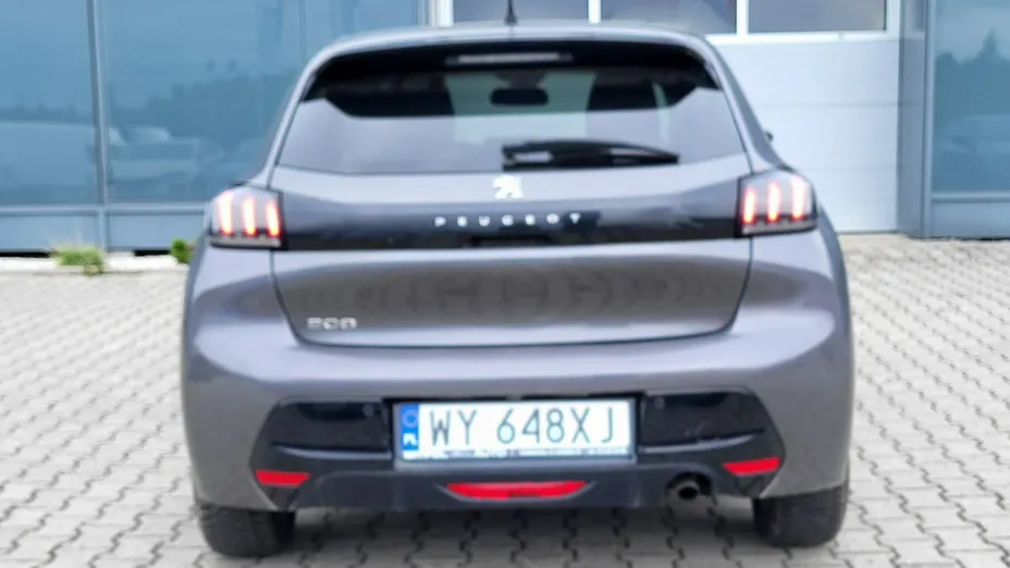 PEUGEOT 208 -