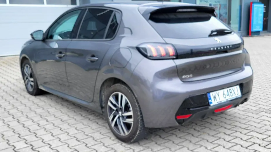 PEUGEOT 208 -