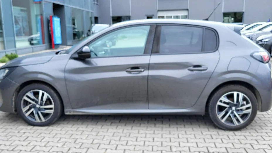 PEUGEOT 208 -