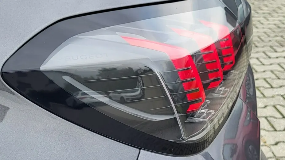 PEUGEOT 208 -