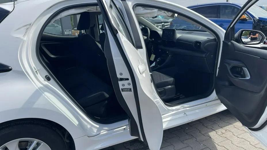 TOYOTA Yaris -