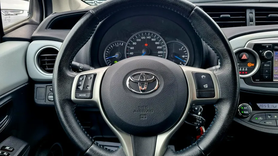 TOYOTA Yaris -