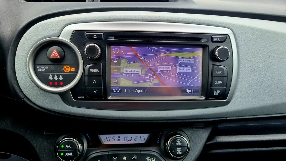 TOYOTA Yaris -