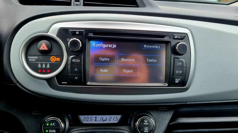 TOYOTA Yaris -