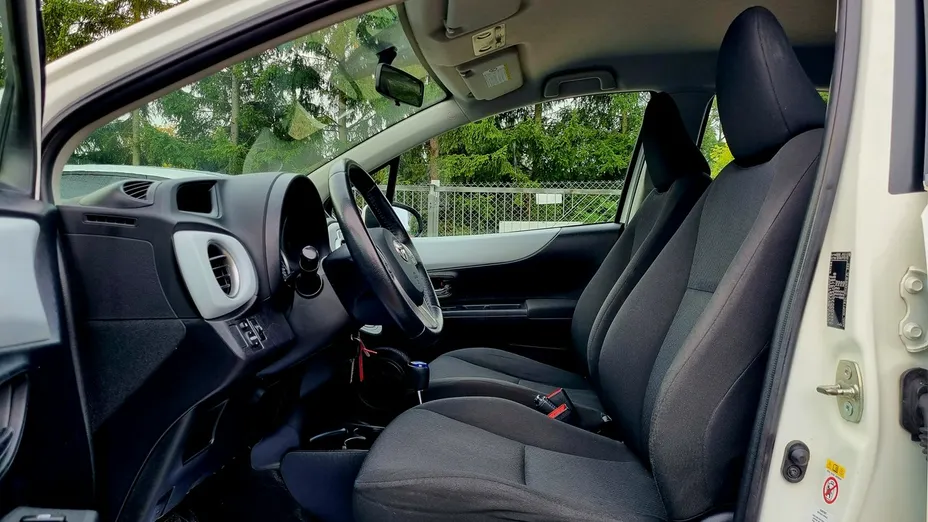 TOYOTA Yaris -