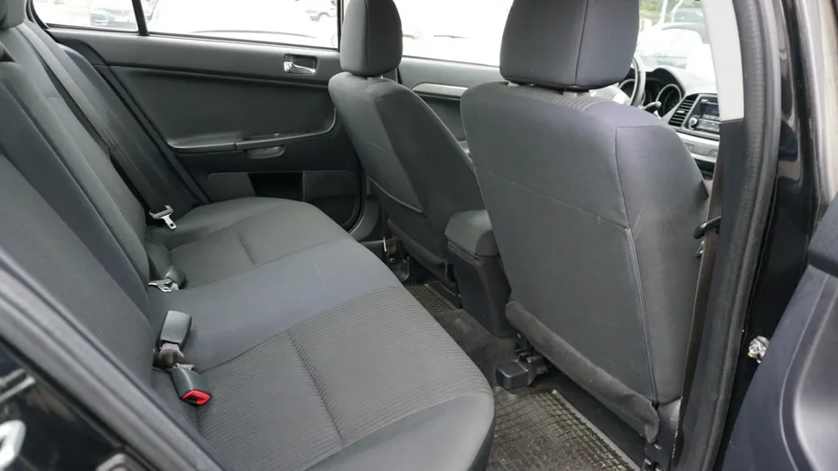 MITSUBISHI Lancer -