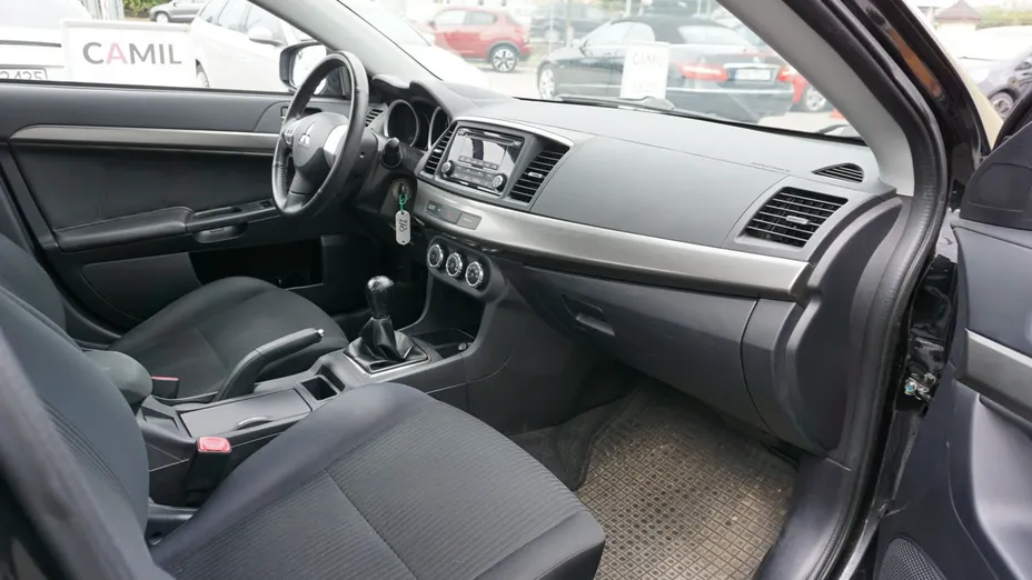 MITSUBISHI Lancer -