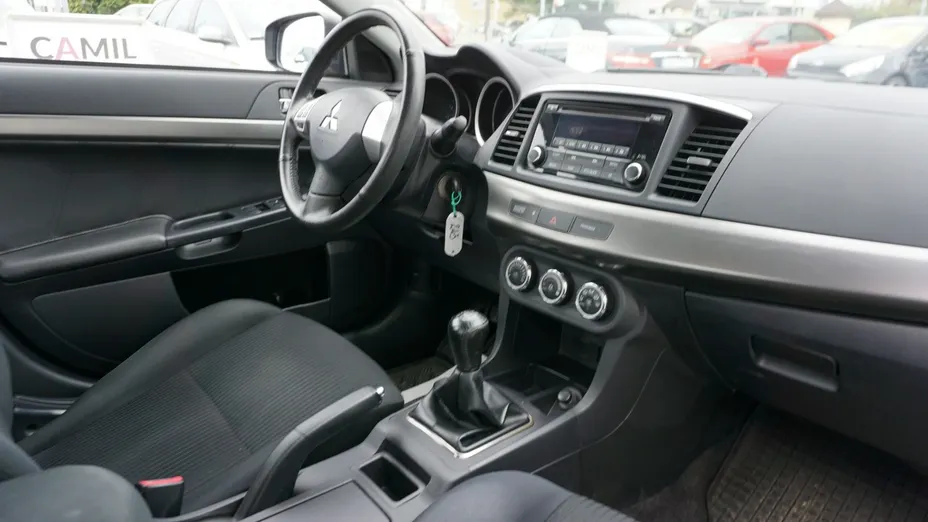 MITSUBISHI Lancer -