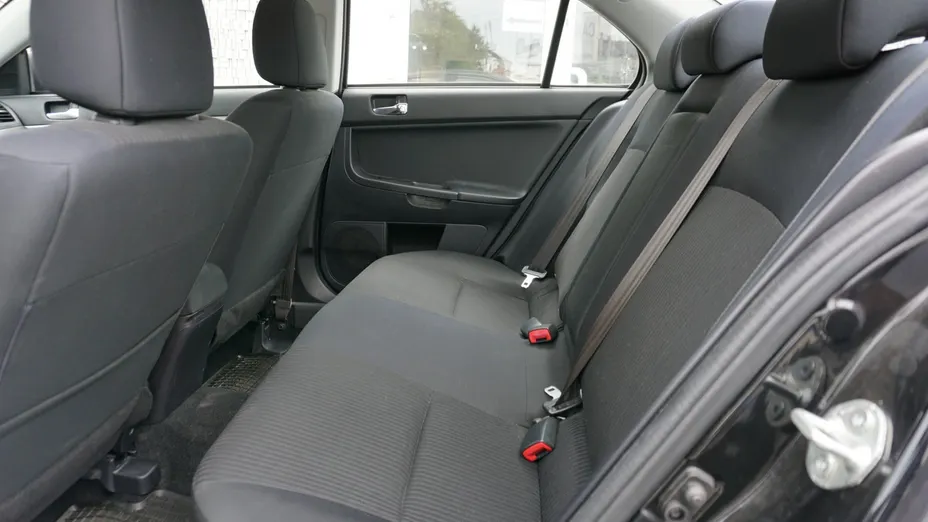 MITSUBISHI Lancer -