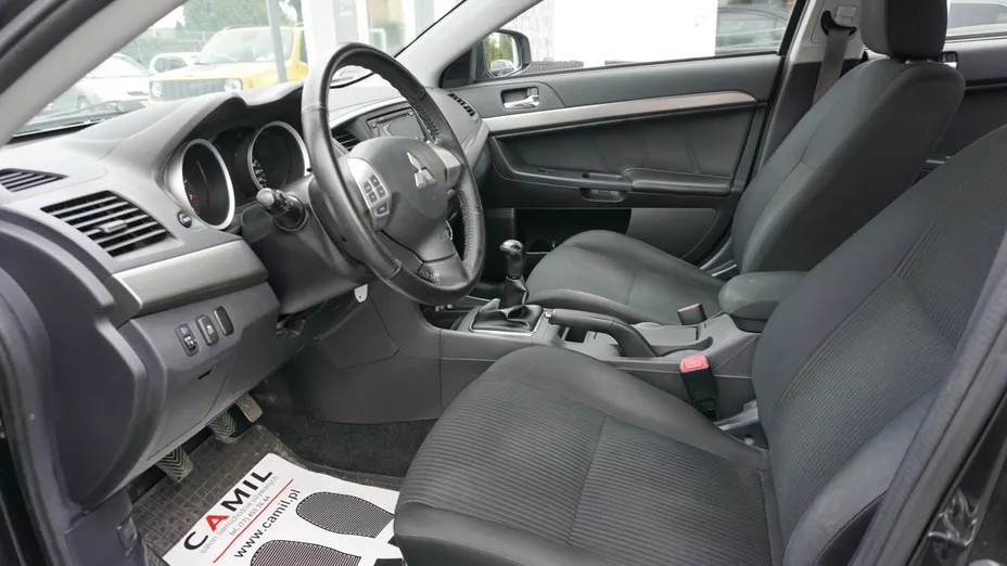 MITSUBISHI Lancer -
