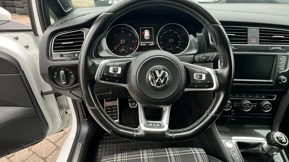 VOLKSWAGEN Golf -
