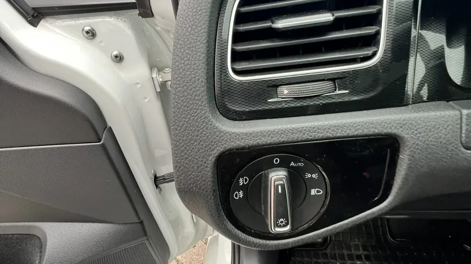 VOLKSWAGEN Golf -