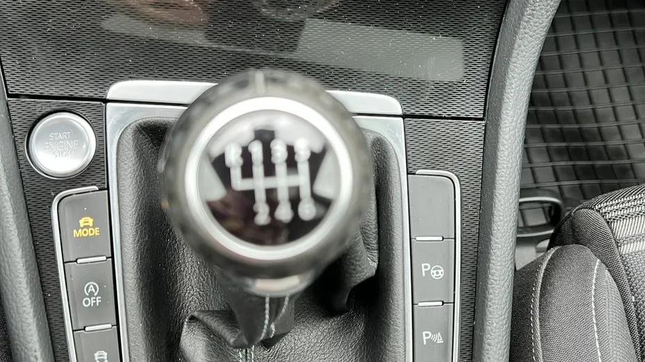 VOLKSWAGEN Golf -
