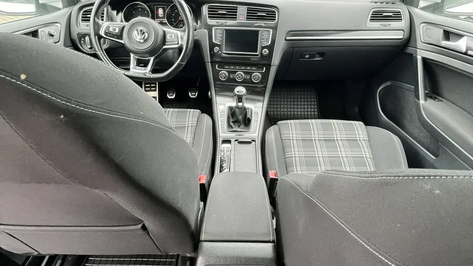 VOLKSWAGEN Golf -
