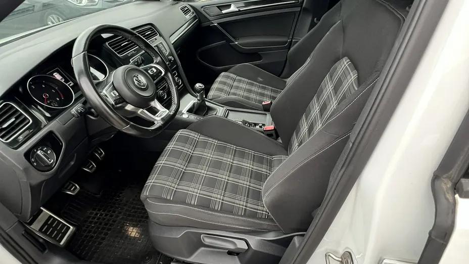 VOLKSWAGEN Golf -