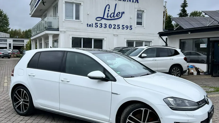 VOLKSWAGEN Golf -