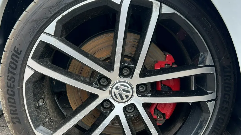 VOLKSWAGEN Golf -