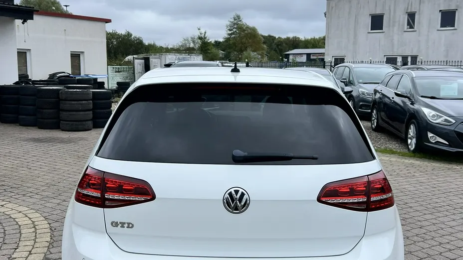 VOLKSWAGEN Golf -
