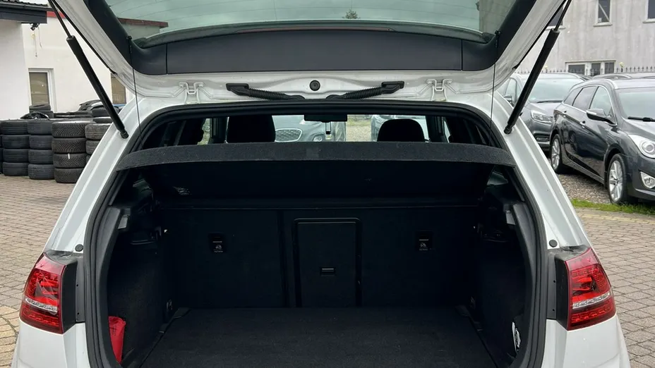 VOLKSWAGEN Golf -