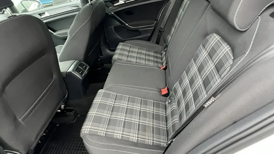 VOLKSWAGEN Golf -