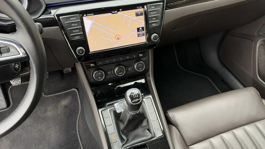 SKODA Superb -