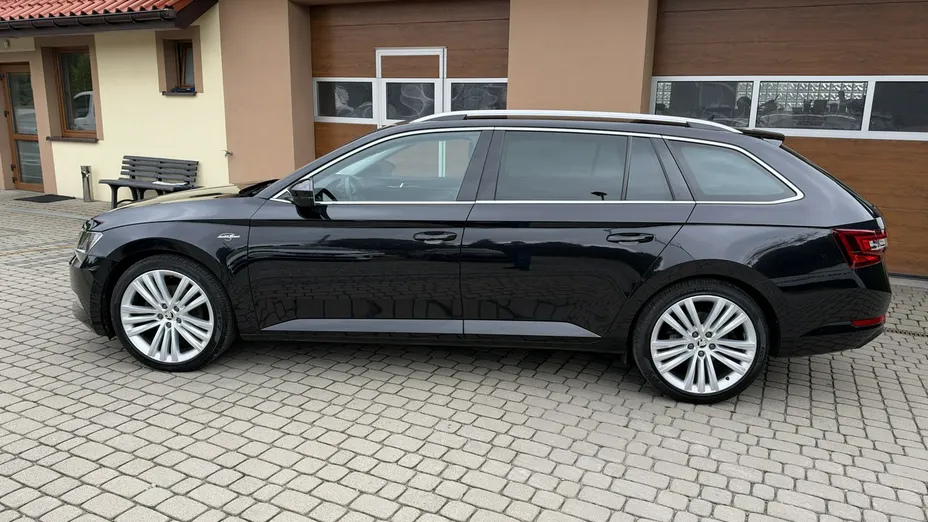 SKODA Superb -