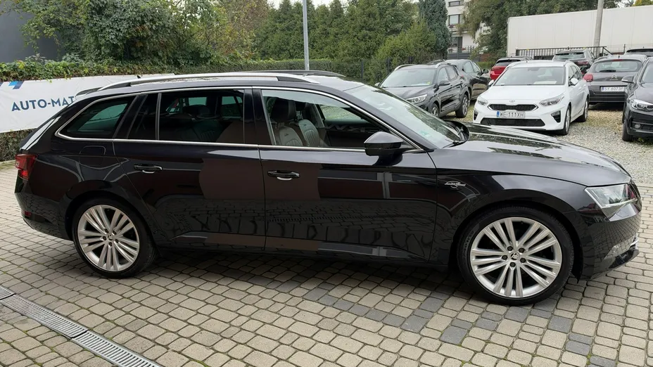 SKODA Superb -