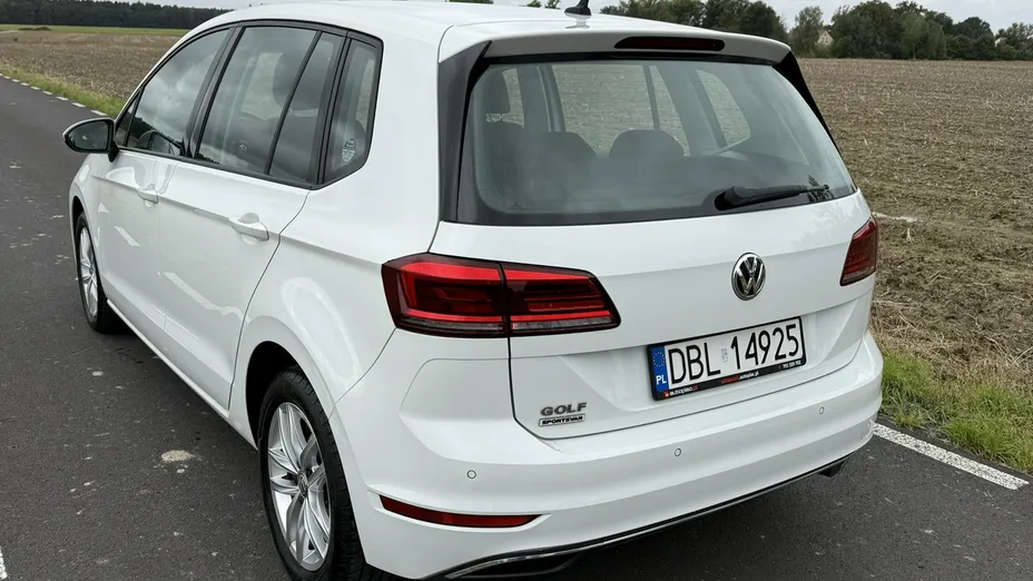 VOLKSWAGEN Golf Sportsvan -