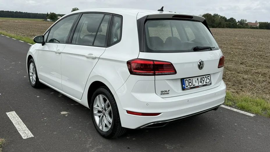 VOLKSWAGEN Golf Sportsvan -