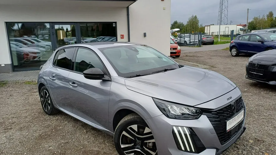 PEUGEOT 208 -