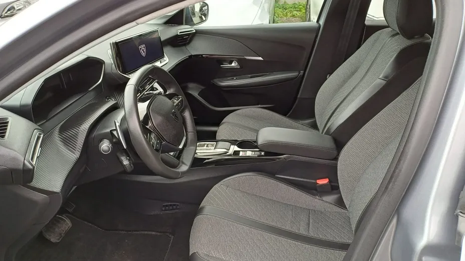 PEUGEOT 208 -