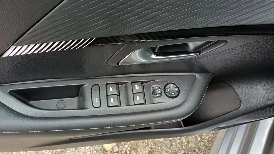 PEUGEOT 208 -