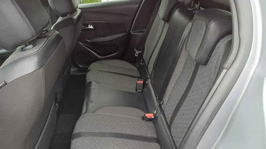 PEUGEOT 208 -