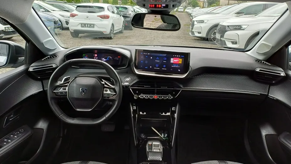 PEUGEOT 208 -