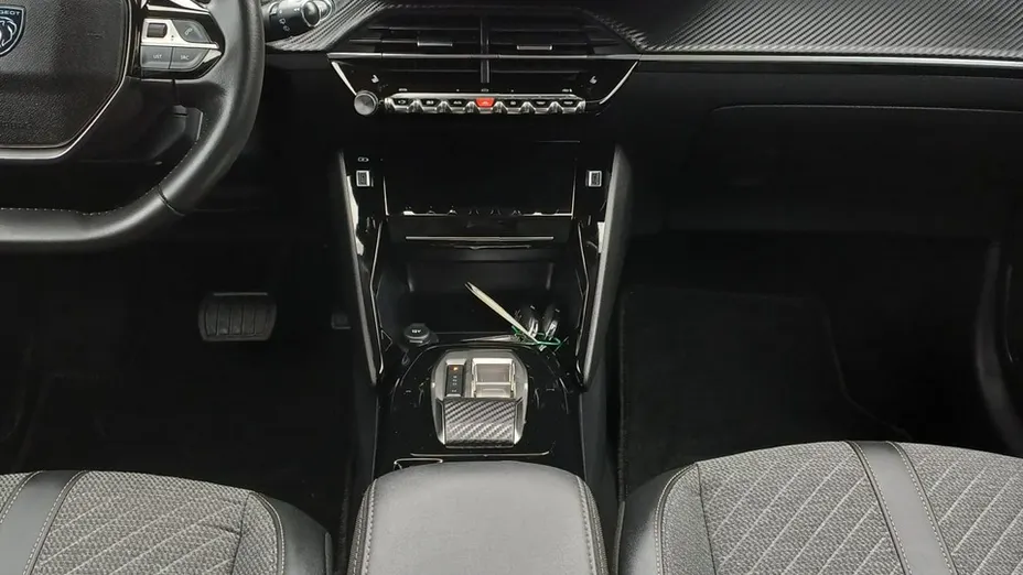 PEUGEOT 208 -